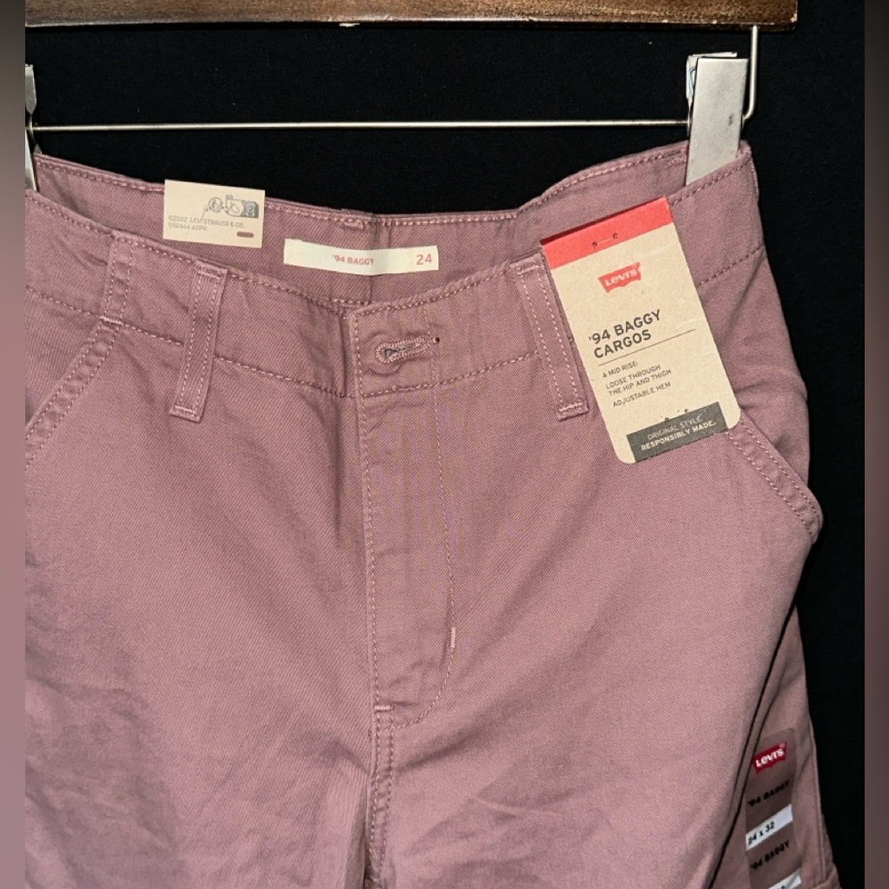 LEVI’S Women’s 94 Baggy Cargo pant in Mauve. Size 24x32 NWT